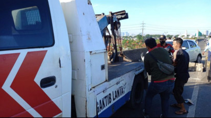 Pengendara Motor Jatuh dari Atas "Flyover" Pesing Akibat Ditabrak Mobil