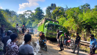 Diguyur Hujan, Bukit Longsor Timbun Jalan Lintas Sumatera