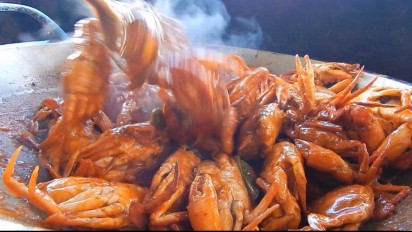Berburu Sea Food Murah di Pantai Ngebum Kendal, Kepitingnya Jempol