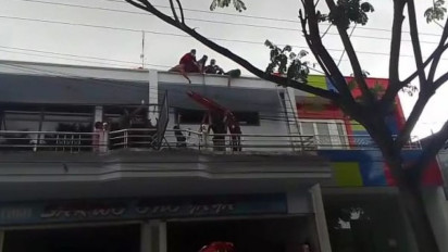 Berniat Istirahat Setelah Bekerja, Seorang Buruh Bangunan Jatuh dari Atap Toko Akibat Kesetrum Listrik Tegangan Tinggi