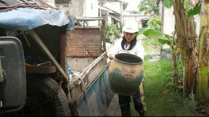Viral, Janda Cantik di Gresik Rela Menjadi Pengangkut Sampah Keliling Demi Bertahan Hidup Bersama Ketiga Anaknya