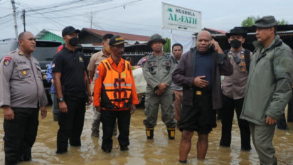 Tim SAR Gabungan Evakuasi Korban Banjir dan Longsor Papua