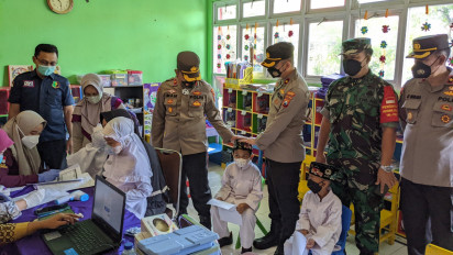 TNI Polri Kawal Puluhan Anak TK di Gresik, Ada Apa?