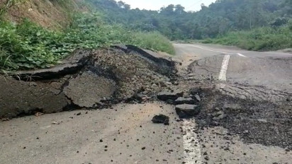 Waspada! Jalan Lintas Sumbawa Lunyuk Ambles dan Rawan Longsor