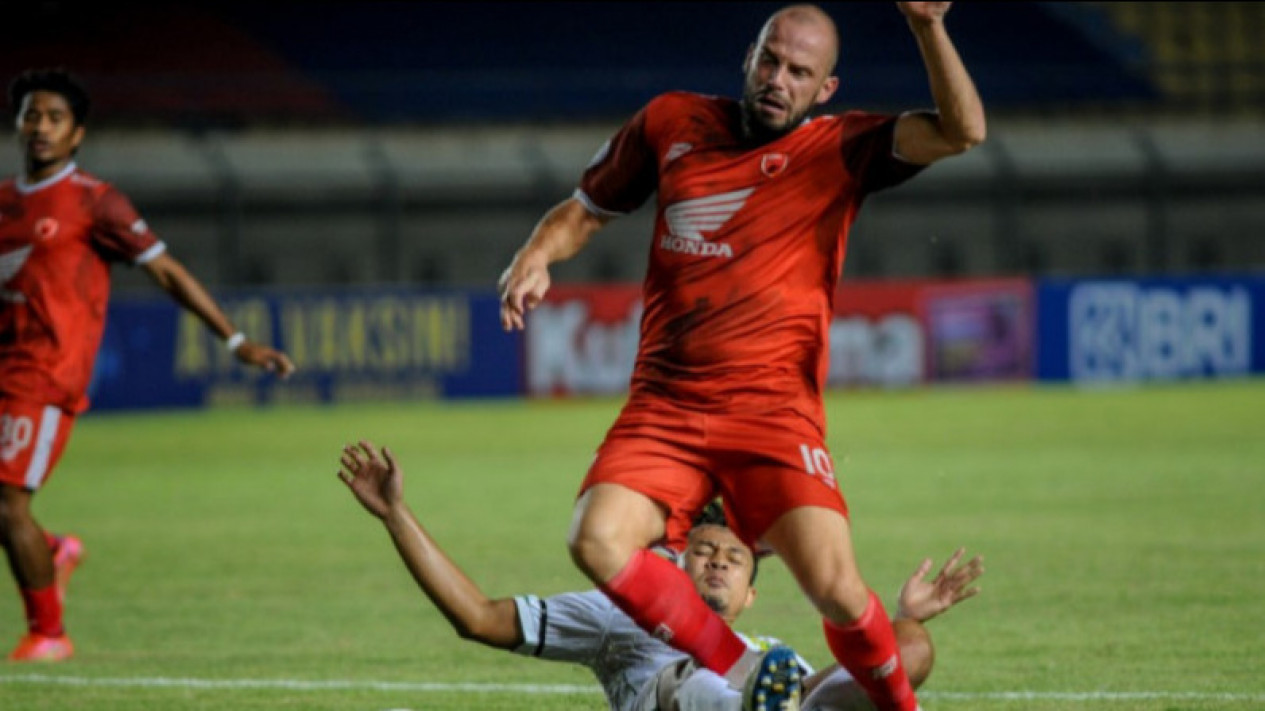 Gol penalti Anco Jansen Bawa PSM Makassar Kandaskan Madura United
            - galeri foto