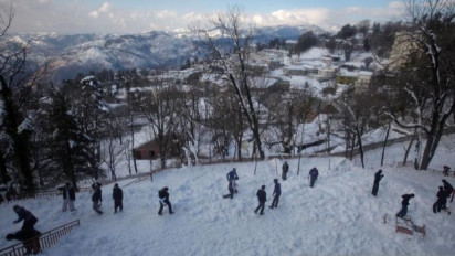 Ngeri! 16 Turis Tewas Akibat Kedinginan Saat Mobil Mereka Terjebak Salju di Muree, Pakistan Utara