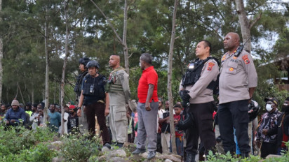 Polisi Berjaga Pascaperang Suku di Kampung Wouma Jayawijaya Papua