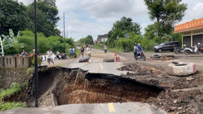 Diguyur Hujan Deras Jalan Lintas Tengah Sumatera Amblas