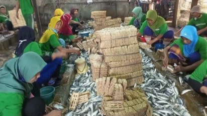 Dampak Cuaca Buruk, Harga Bahan Baku Ikan Pindang di Rembang Naik