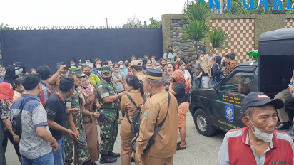 Emak-emak Halangi Penutupan Tempat Hiburan Malam Sky Garden Binjai