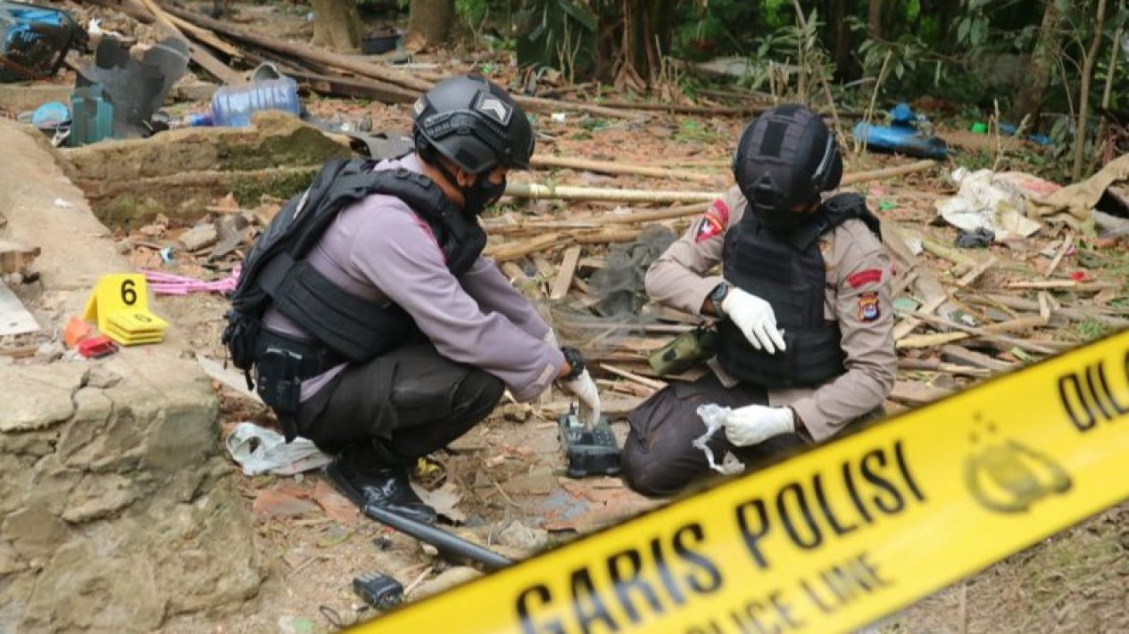Brimob Polda Banten Sisir Lokasi Ledakan
            - galeri foto