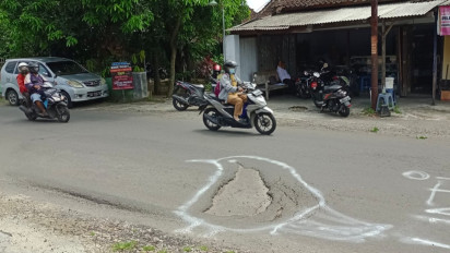 Protes Jalan Rusak, Warga Klaten Bikin Mural di Lubang Jalan