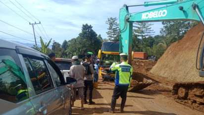Jalan Licin di Jalan Trans Sulawesi Akibatkan Ratusan Kendaraan Tejebak Macet Hingga 6 Kilometer