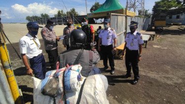 Cegah Penyebaran Varian Omicron, Satgas Covid-19 Perketat Pemeriksaan di Pintu Masuk Pelabuhan Situbondo