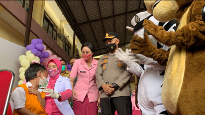 Guna Menarik Minat Anak untuk Divaksin, Polres Probolinggo Hadirkan Badut dan Gatot Kaca