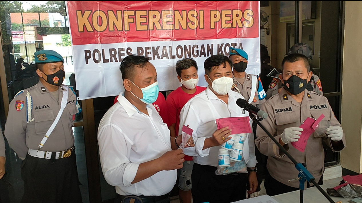 Edarkan Pil Hexymer pada Remaja di Pekalongan, Dua Pengedar Dibekuk Polisi
            - galeri foto