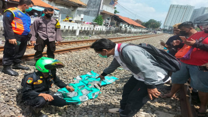 Diduga Tak Mendengar Teriakan Petugas, Seorang Kakek Tanpa Identitas Tewas Tersambar Kereta Api di Surabaya