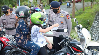 Polres Poso Menggelar Razia Vaksinasi Covid-19 pada Sejumlah Kendaraan yang Melintas di Bundaran Smaker