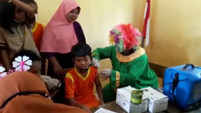 Lucunya Vaksinator Berbaju Badut agar Anak Tak Takut Suntik Vaksin