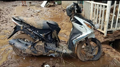 Warga Mulai Cari Barang Berharga yang Hanyut Diterjang Banjir Bandang