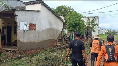 Korban Banjir Bandang Jember Kesulitan Bersihkan Lumpur