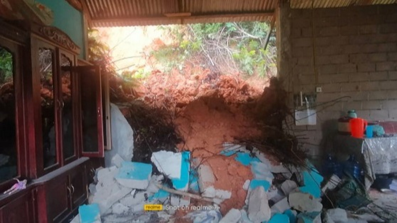 Tembok Rumah Jebol Dihantam Material Longsor, Satu Warga Tertimbun Saat Menonton TV
            - galeri foto