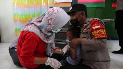 Ajak Anak-anak agar Mau Divaksin Covid-19, Polisi Rangkul, Gendong dan Putar-putar Naik Mobil Patroli