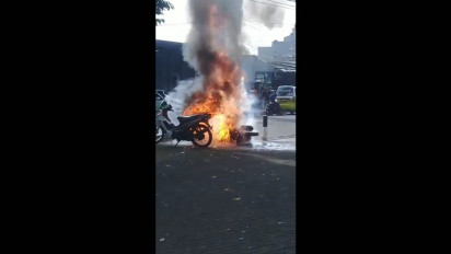 Hadeuh, Gegara Kena Tilang Pengendara Bakar Motornya Sendiri