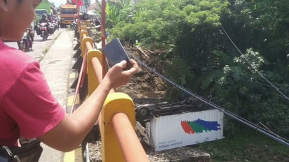 Seruduk Sejumlah Kendaraan, Truk Boks Terjun ke Kali Dare Rawalo Banyumas