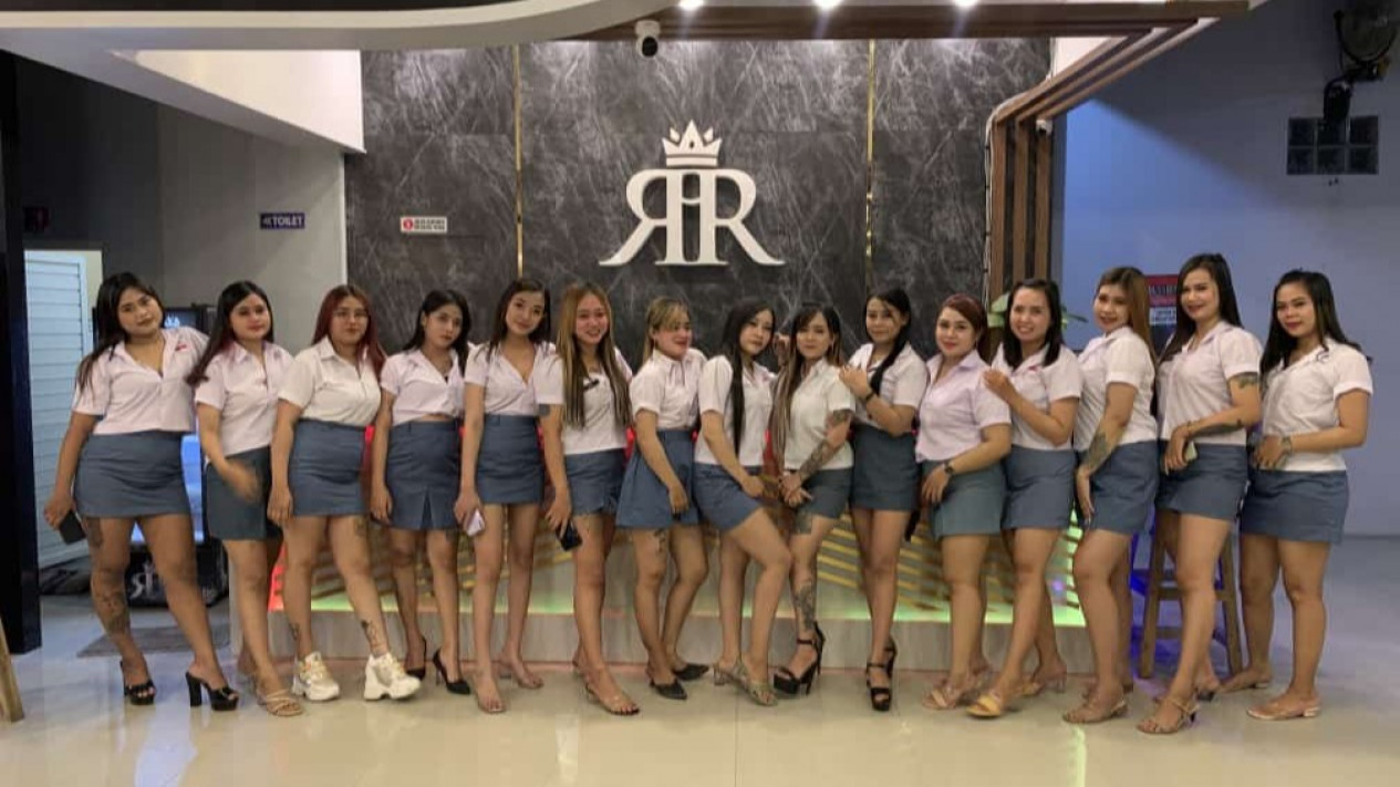 Viral Pemandu Karaoke Seksi di Purworejo Berbusana Mirip Seragam SMA
            - galeri foto