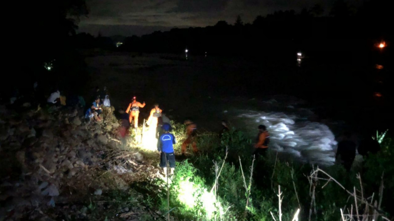 Tim SAR Cari Seorang Bocah dan Balita yang Dilaporkan Hanyut di Sungai Maros
            - galeri foto