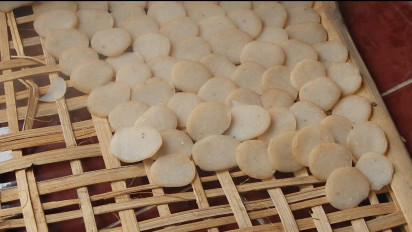 Di Tangan Ibu-Ibu Ini, Buah Mangrove Diolah Jadi Kerupuk Lezat