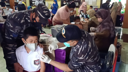 TNI AL Maritim Gelar Serbuan Vaksin 300 Anak SD di Pulau Bangka