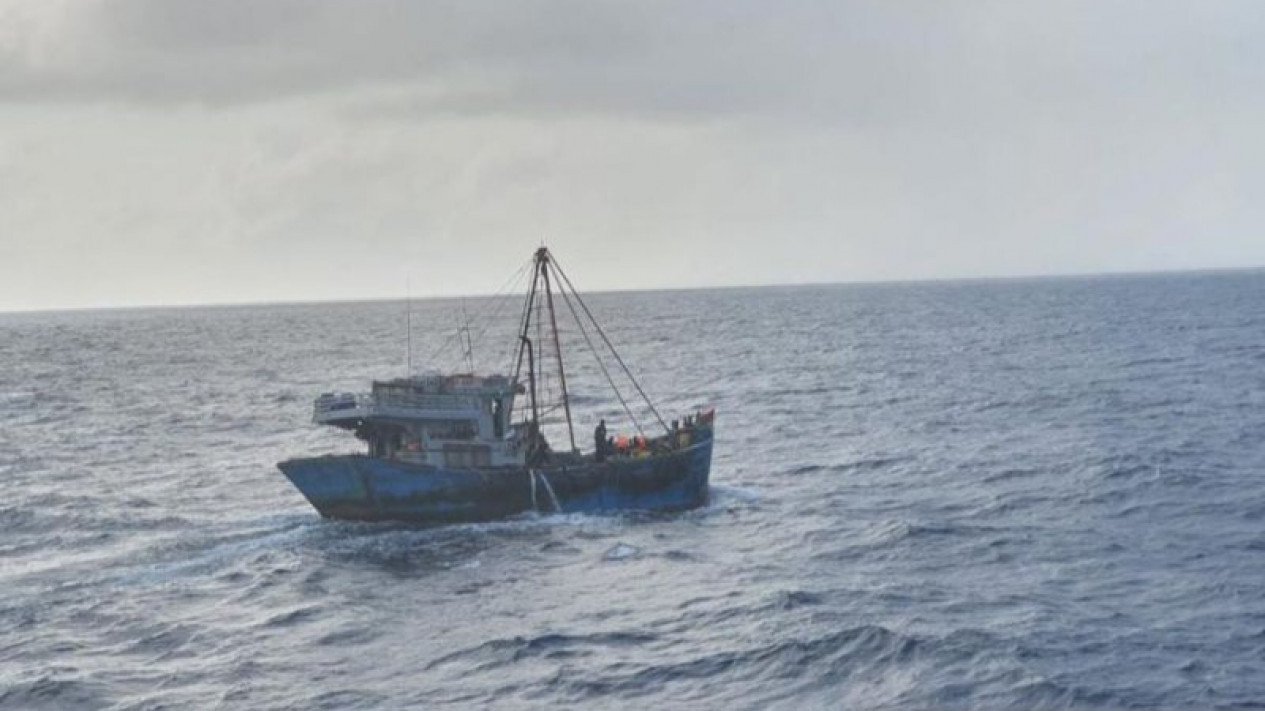 3 Kapal Ikan Berbendera Vietnam Ditangkap Mencuri Ikan di Laut Natuna
            - galeri foto