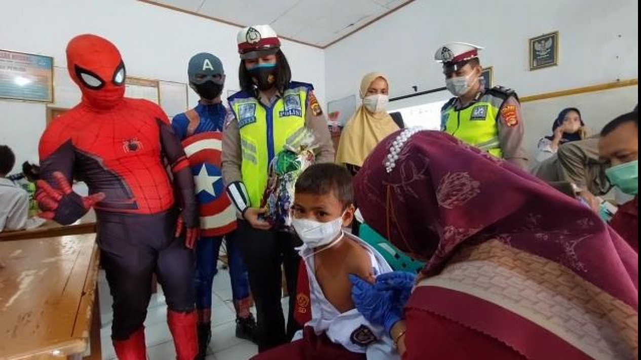 Spiderman dan Captain America Bagikan Snack ke Pelajar SDN 1 Pasar Madang Tanggamus Usai Vaksin  
            - galeri foto