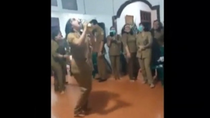 Viral, Perempuan Berseragam ASN Semponyongan Sambil Berjoget Megang Botol Diduga Berisi Minuman Keras Disaksikan Teman-temannya  