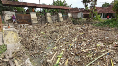 Duh, Bendungan Sungai Mlese Klaten Dipenuhi Sekitar 2,5 Ton Sampah