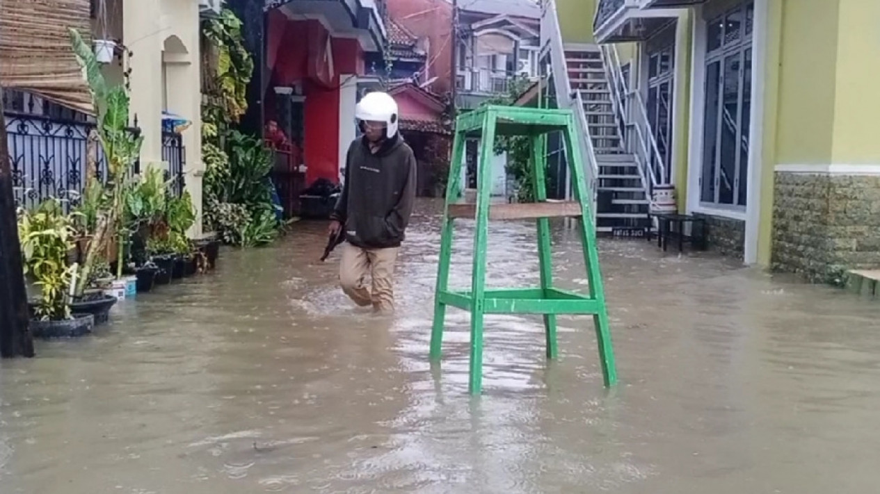 Diguyur Hujan Deras Tiga Jam Sejumlah Wilayah di Kota Rangkasbitung Banten Dikepung Banjir
            - galeri foto
