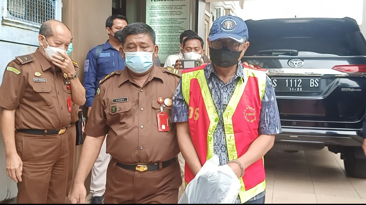 Korupsi Proyek Pengurukan Tanah, Eks Kepala Dinas Pertanian Lamongan Dijebloskan ke Penjara
            - galeri foto