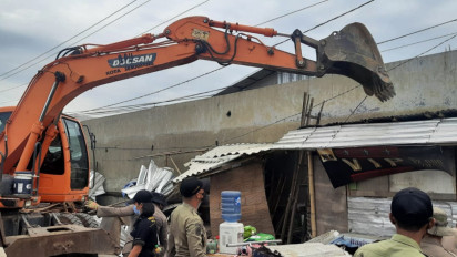 Satpol PP Semarang Bongkar Puluhan Lapak PKL di Kawasan Terminal Terboyo