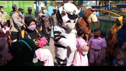 Dua Badut Hibur Siswa TK di Probolinggo Saat Jalani Vaksinasi Merdeka Anak