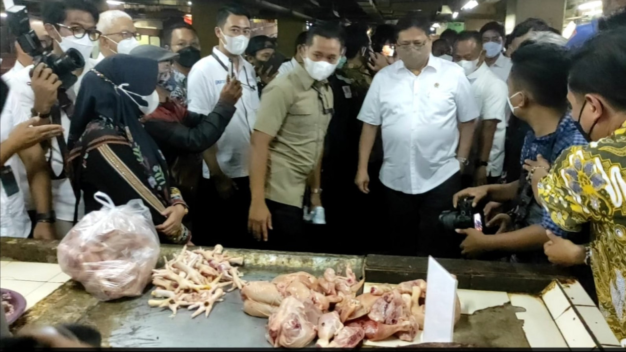 Tinjau Operasi Pasar di Surabaya, Menko Perekonomian : Pemerintah Ingin Harga Minyak Goreng Turun di Harga Rp 14 Ribu per Liter
            - galeri foto