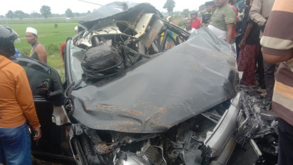 Terobos Perlintasan Tanpa Palang Pintu, Sebuah Minibus Tertabrak KA dan 4 Orang Tewas