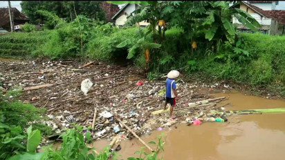 Miris, Tumpukan Sampah Menggunung Sumbat Aliran Sungai Piji Kudus
