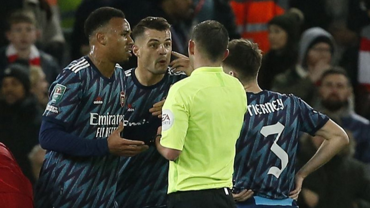 Sepuluh Pemain Arsenal Tahan Imbang Liverpool di Anfield
            - galeri foto