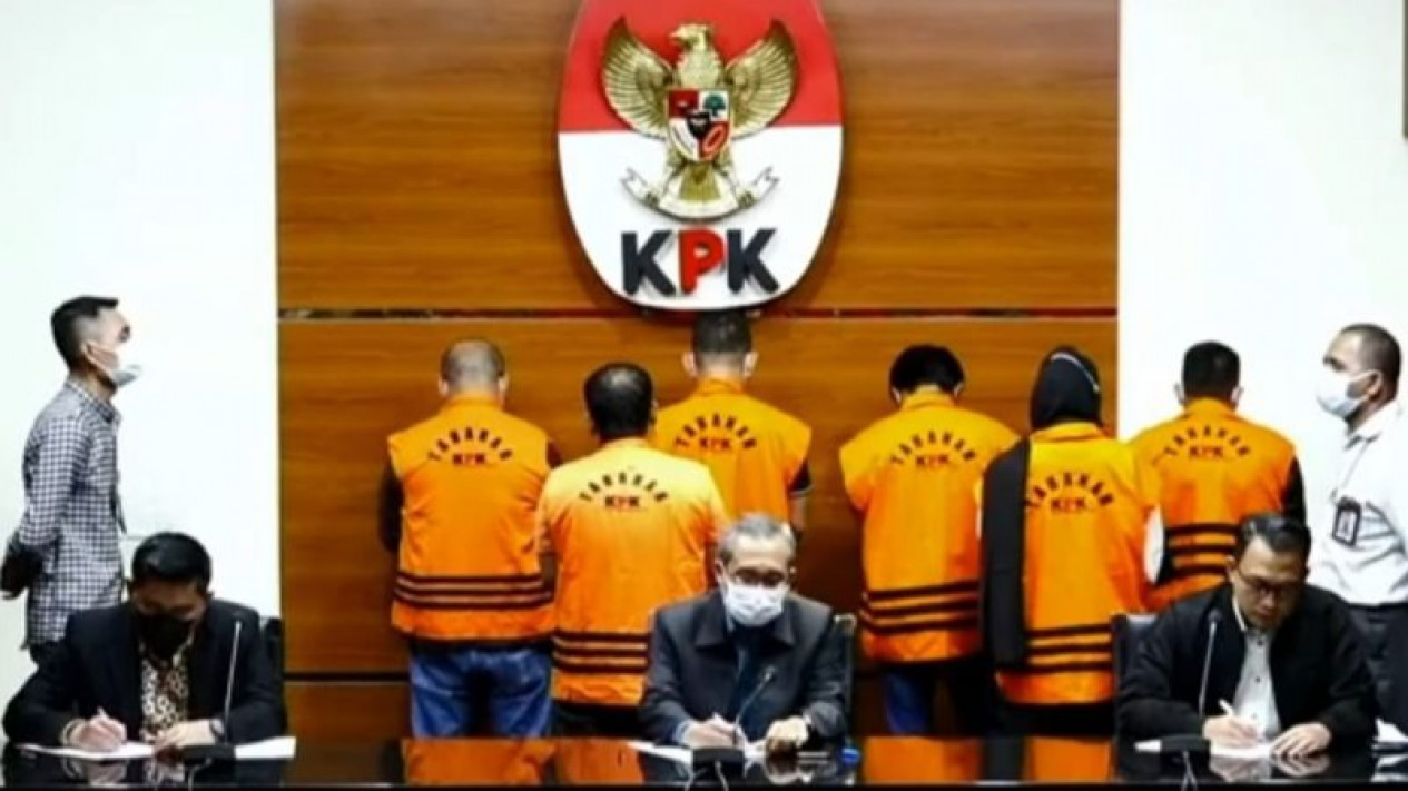 Bupati Penajam Paser Utara Diduga Menerima Suap, Inilah Konstruksi Perkaranya
            - galeri foto