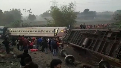 Tiga Orang Meninggal Dunia dan 25 Lainnya Terluka Saat Satu Rangkaian Kereta Anjlok di Jalpaiguri India