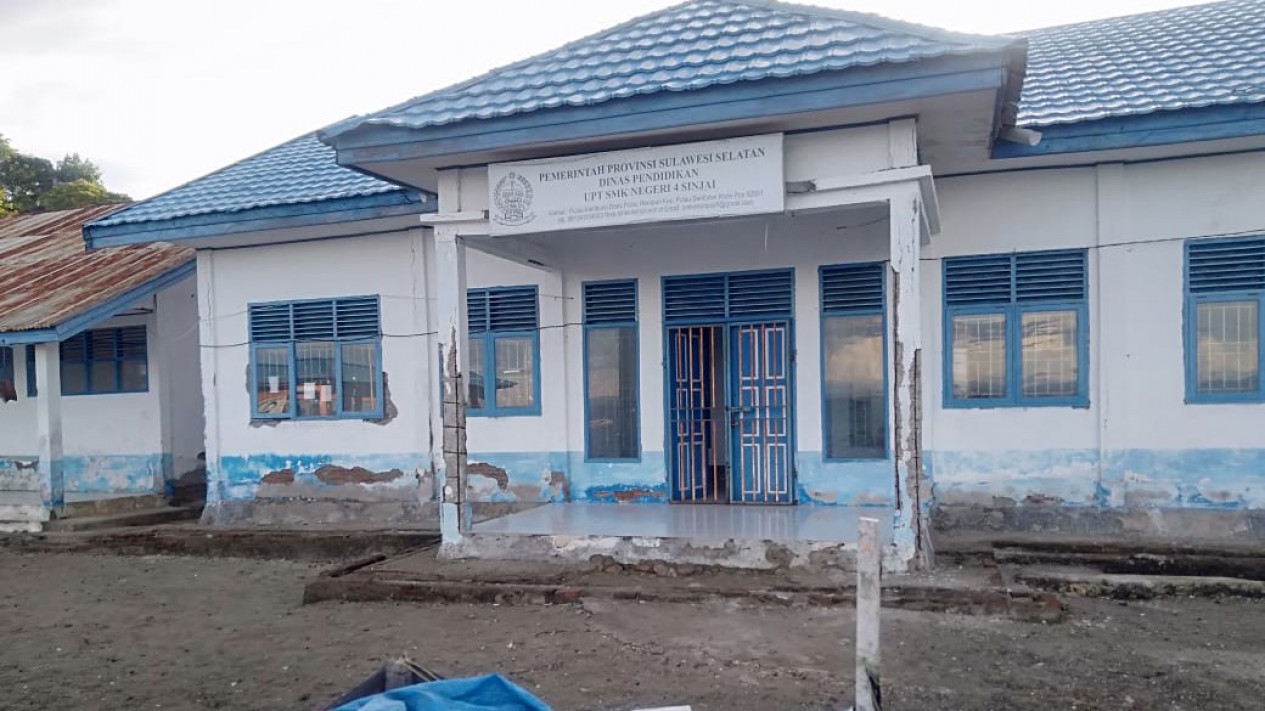 Gedung SMKN 4 Sinjai Rawan Ambruk Mengancam Keselamatan Siswa dan Guru
            - galeri foto