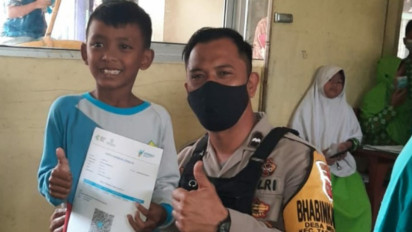 Ini Cara Unik Polisi Garut Agar Anak Tak Takut Jarum Vaksin