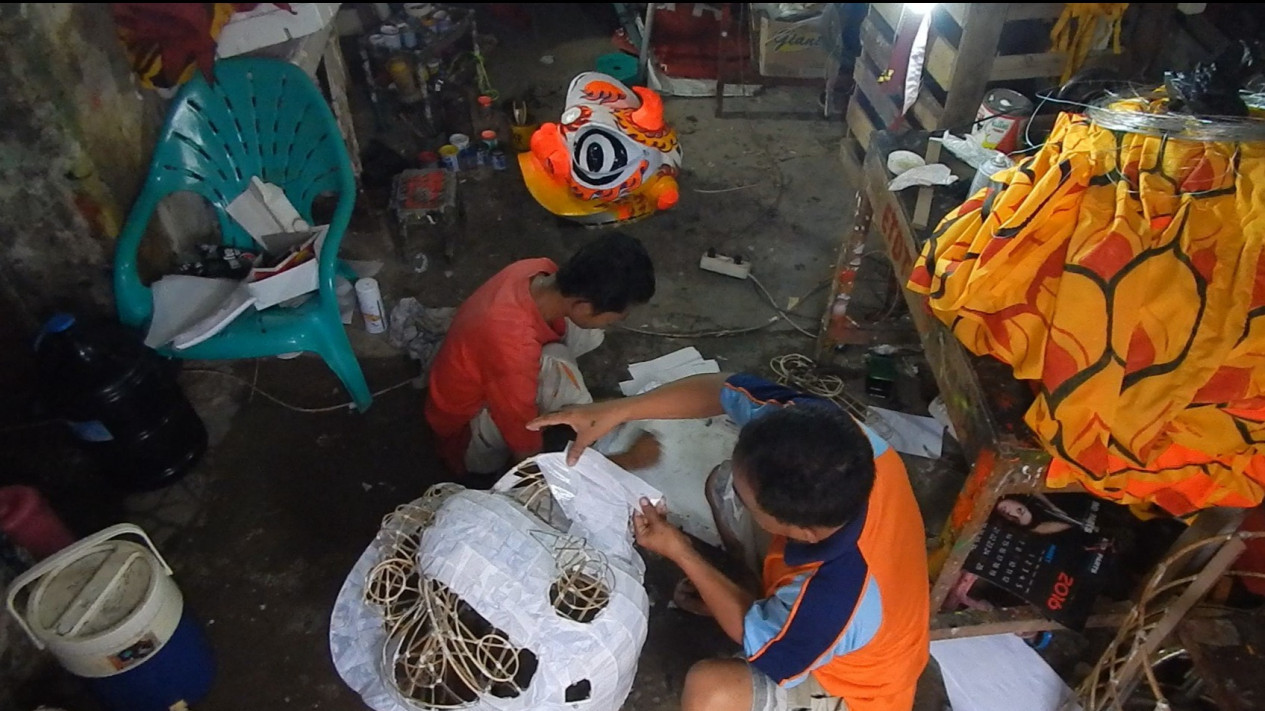 Jelang Imlek, Perajin Barongsai Mulai Menggeliat
            - galeri foto
